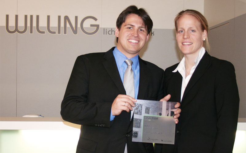 Das Führungsteam der Dr. Ing. Willing GmbH nimmt stolz einen Designpreis für die SKY led entgegen.